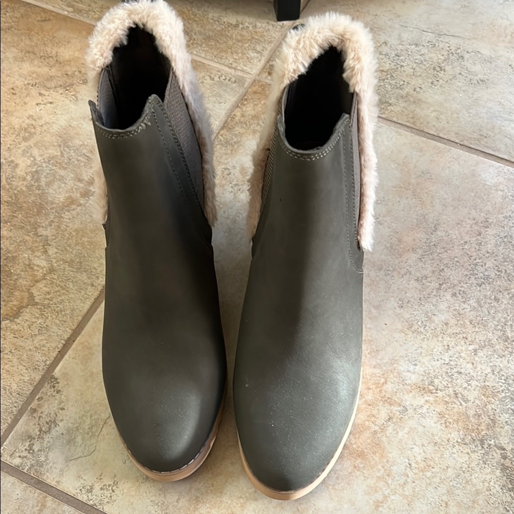 Women's TOMS Faux Fur Lined Ankle Boots Sage Army Green Size 11